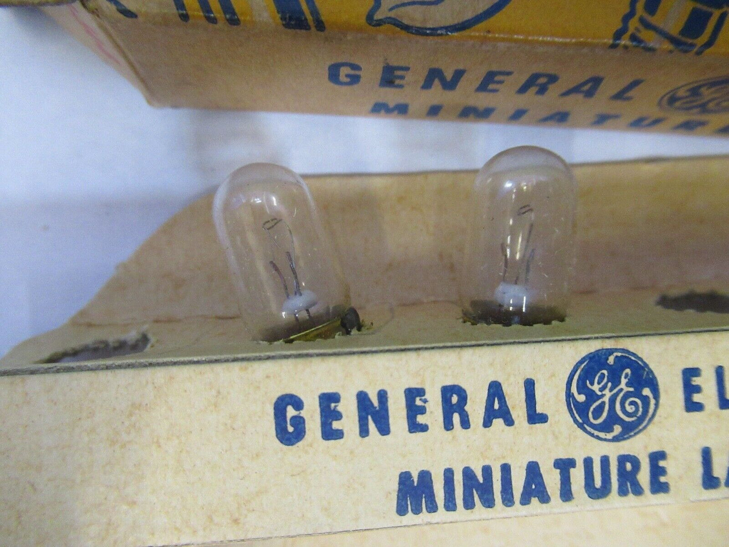 LOT 2 PCS GE GENERAL ELECTRIC 1813  12-16V LAMP BULB AS PICTURED 8X-A-49