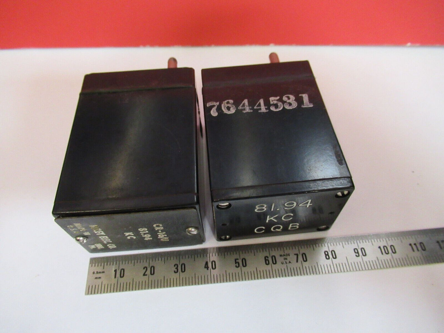 ANTIQUE QUARTZ CRYSTAL 81.94 PAIR FREQUENCY CONTROL RADIO AS PICTURED Q2-111