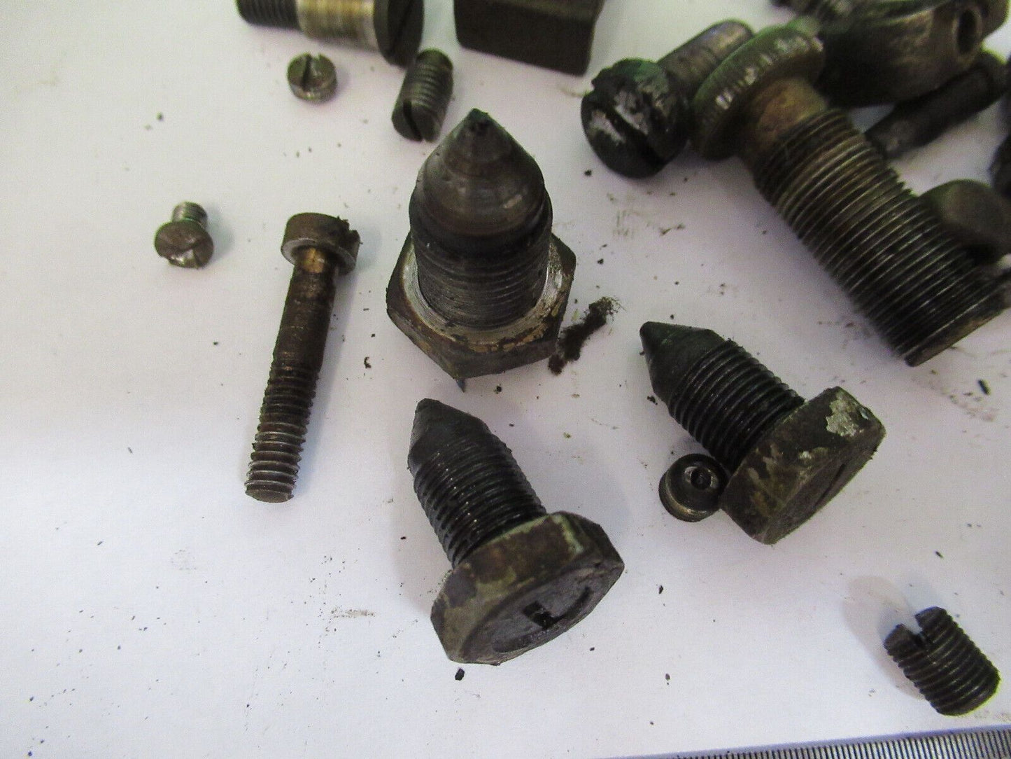 FOR PARTS ASSORTED SCREWS  SEWING MACHINE ANTIQUE AS PICTURED Q4-A-80